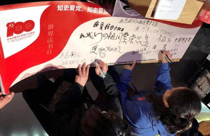 俗话说“上车饺子,下车面”,正值春运,郑州东站下车就送免费烩面了!